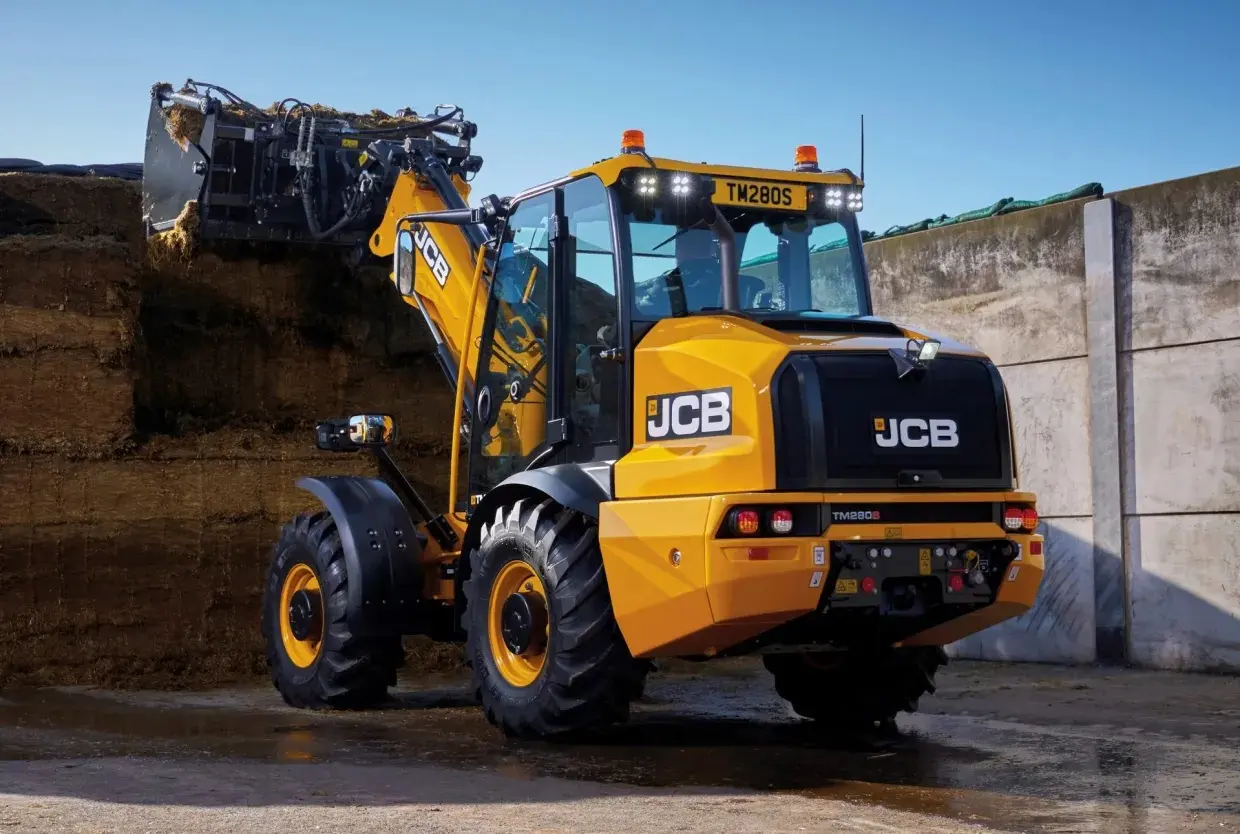 بیل مکانیکی JCB در حال کار در یک پروژه بزرگ معدنی