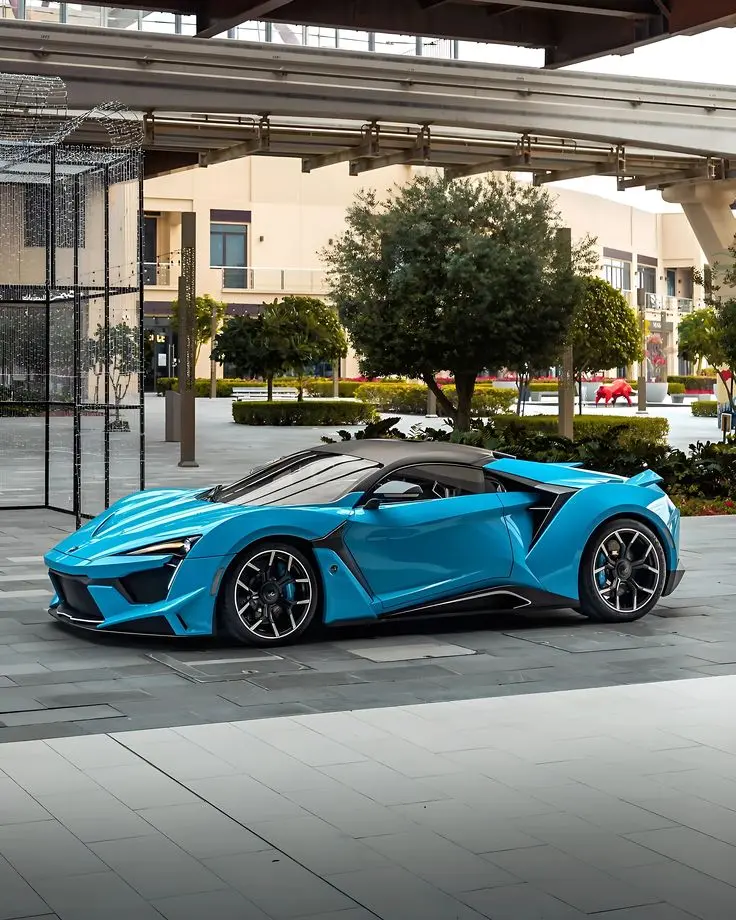 کابین داخلی ابرخودرو W Motors Fenyr SuperSport با صفحه نمایش مرکزی بزرگ و مواد لوکس
