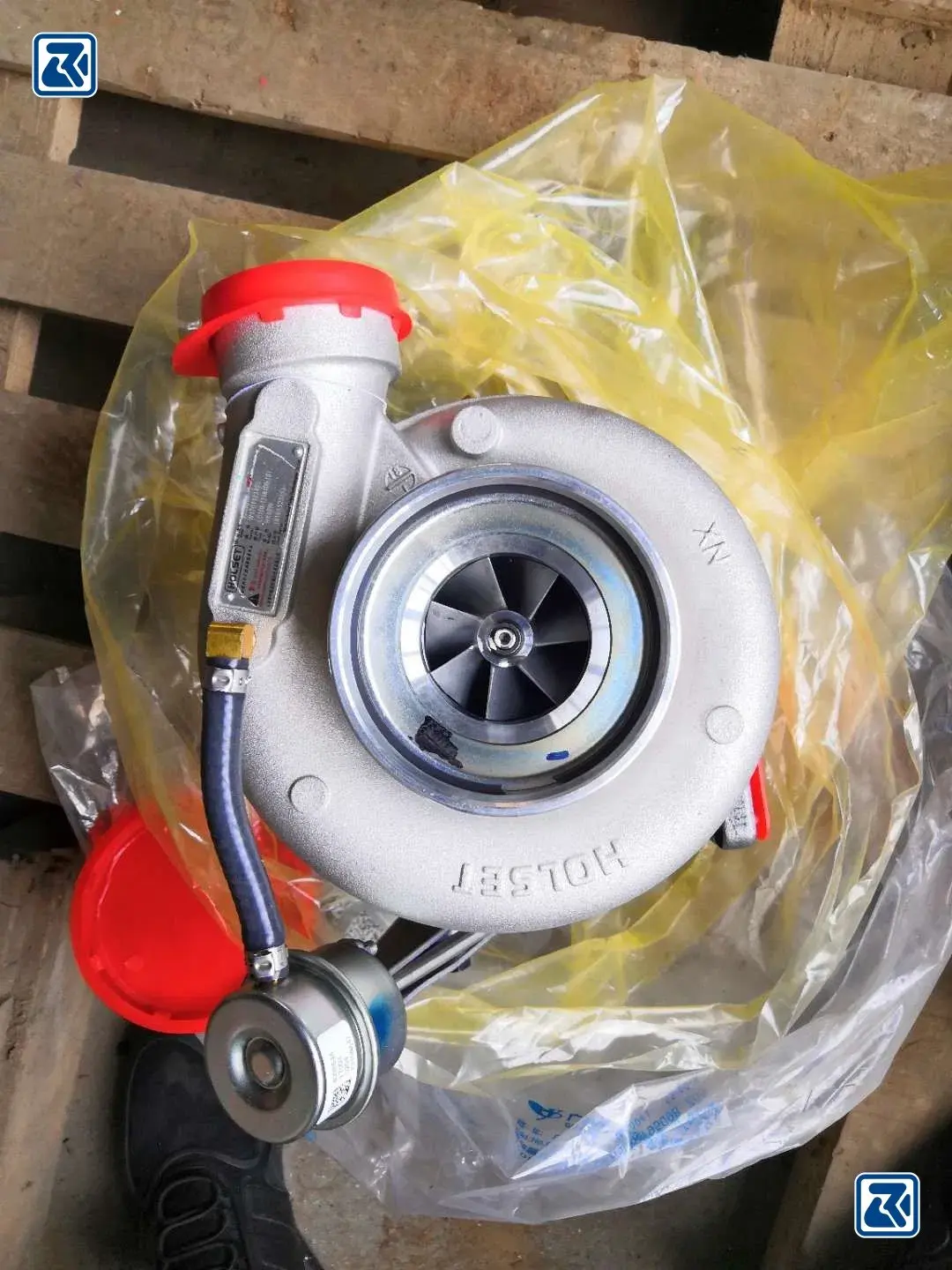 توربوشارژر موتور دیزلی اتوبوس با برند Honeywell-Holset