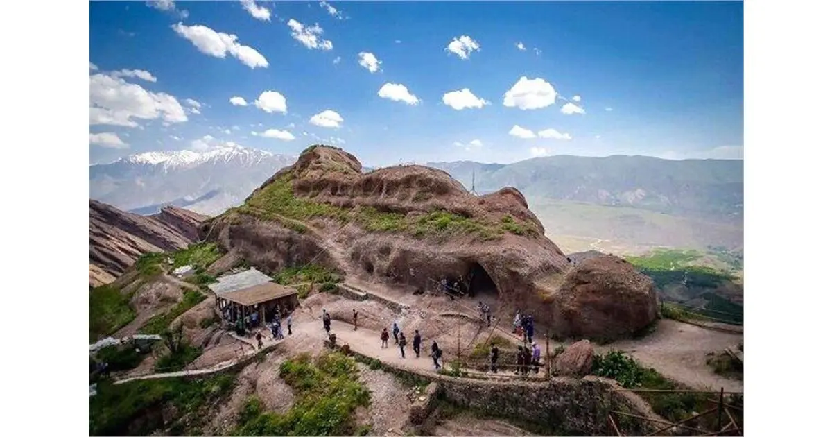 بخش داخلی کاخ عالیقاپو با تزیینات کاشیکاری شده و نورپردازی طبیعی