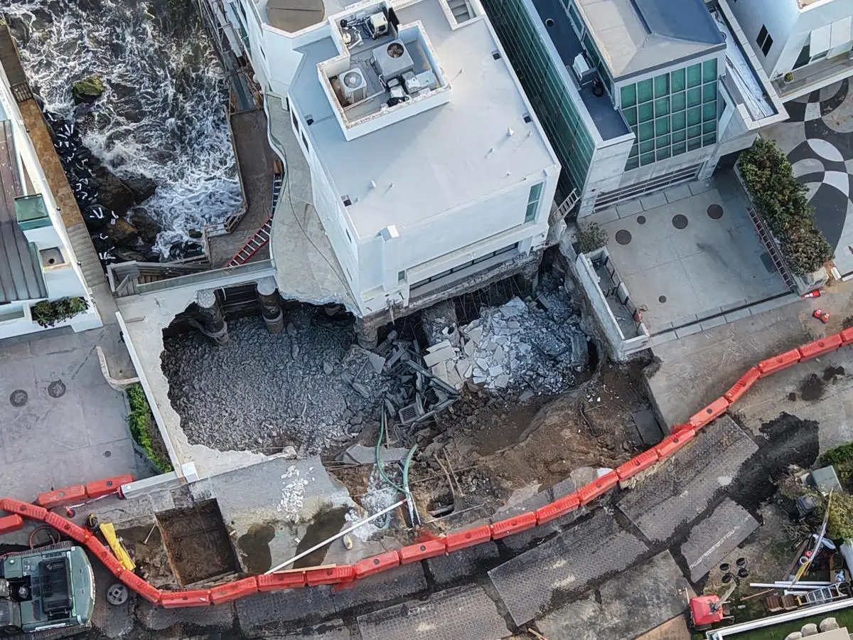 ویلا تکخانوار با طراحی مدرن و فضای سبز اطراف