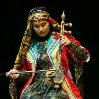 نمونهای از محصولات طبیعی گیلان مانند میوهها و گیاهان دارویی