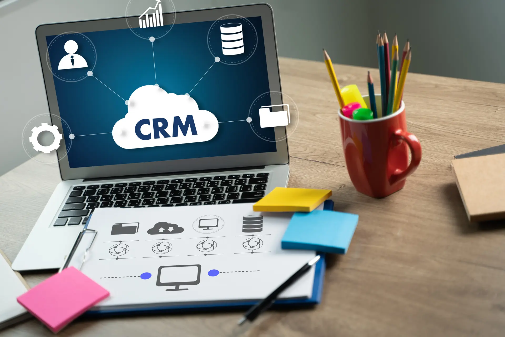 نمونهای از داشبورد یک سیستم CRM با اطلاعات مشتری و گزارشهای فروش