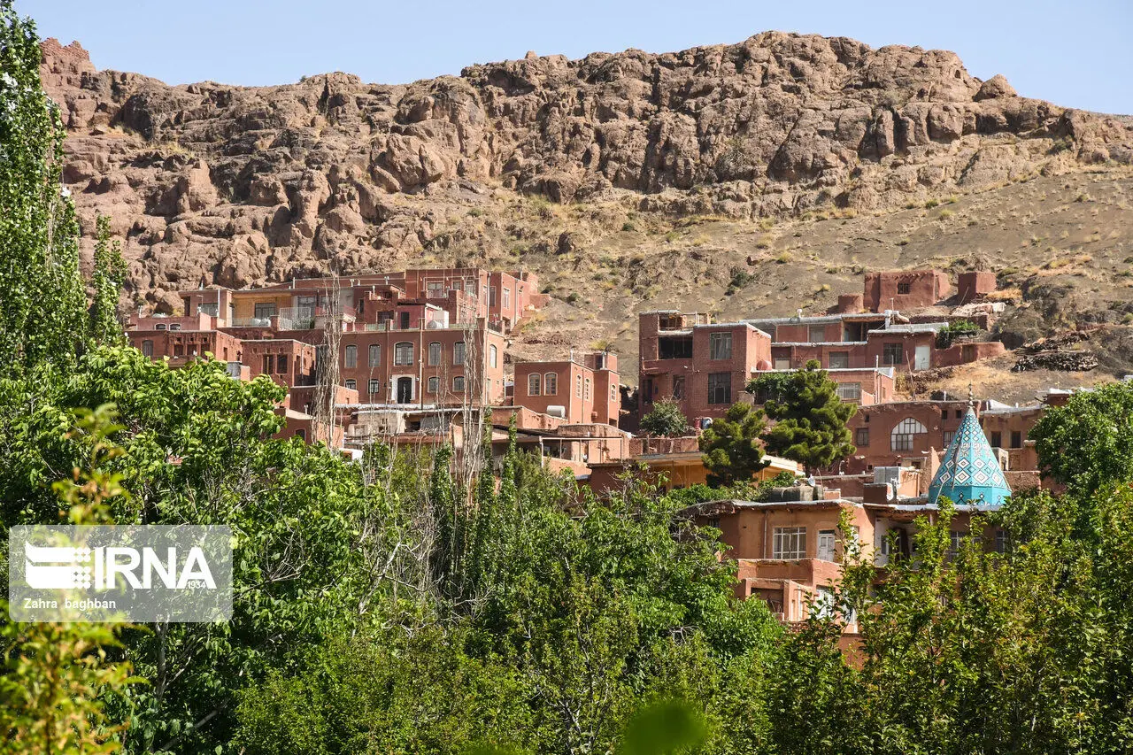 منظره کوهستانی و جادههای دسترسی به روستای ابیانه