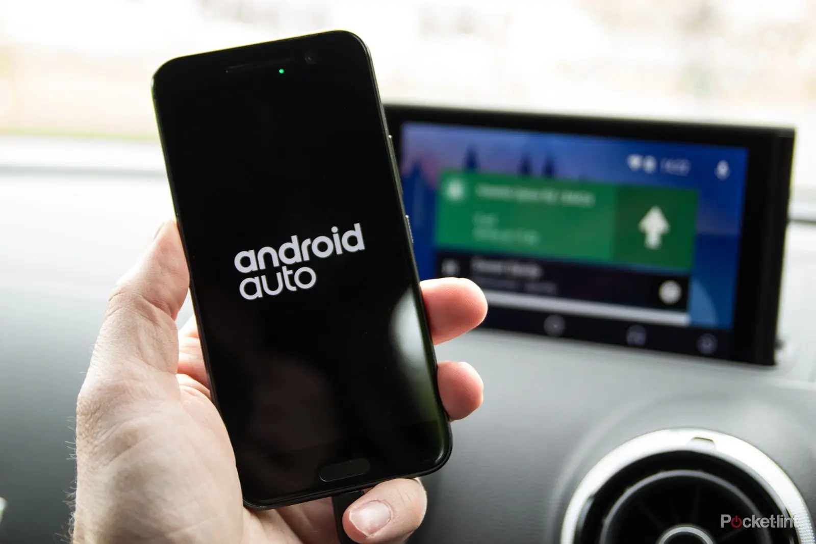 نمونهای از برنامههای سازگار با Android Auto در صفحه نمایش خودرو