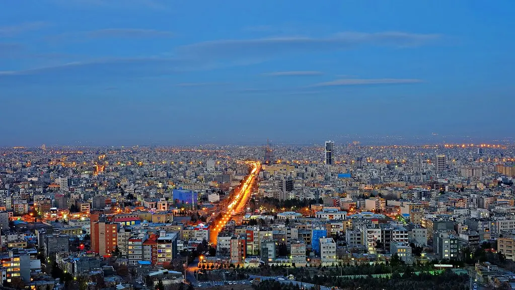 بازار بزرگ مشهد با معماری سنتی و مغازههای قدیمی