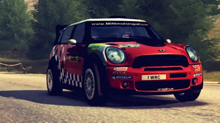 مینی کوپر ورکس WRC در حال عبور از یک مسیر برفی