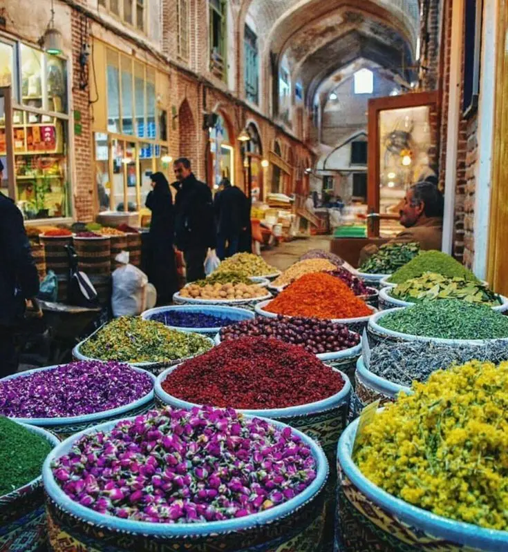 چای تبریزی در فنجان سفالی با دودکش چای
