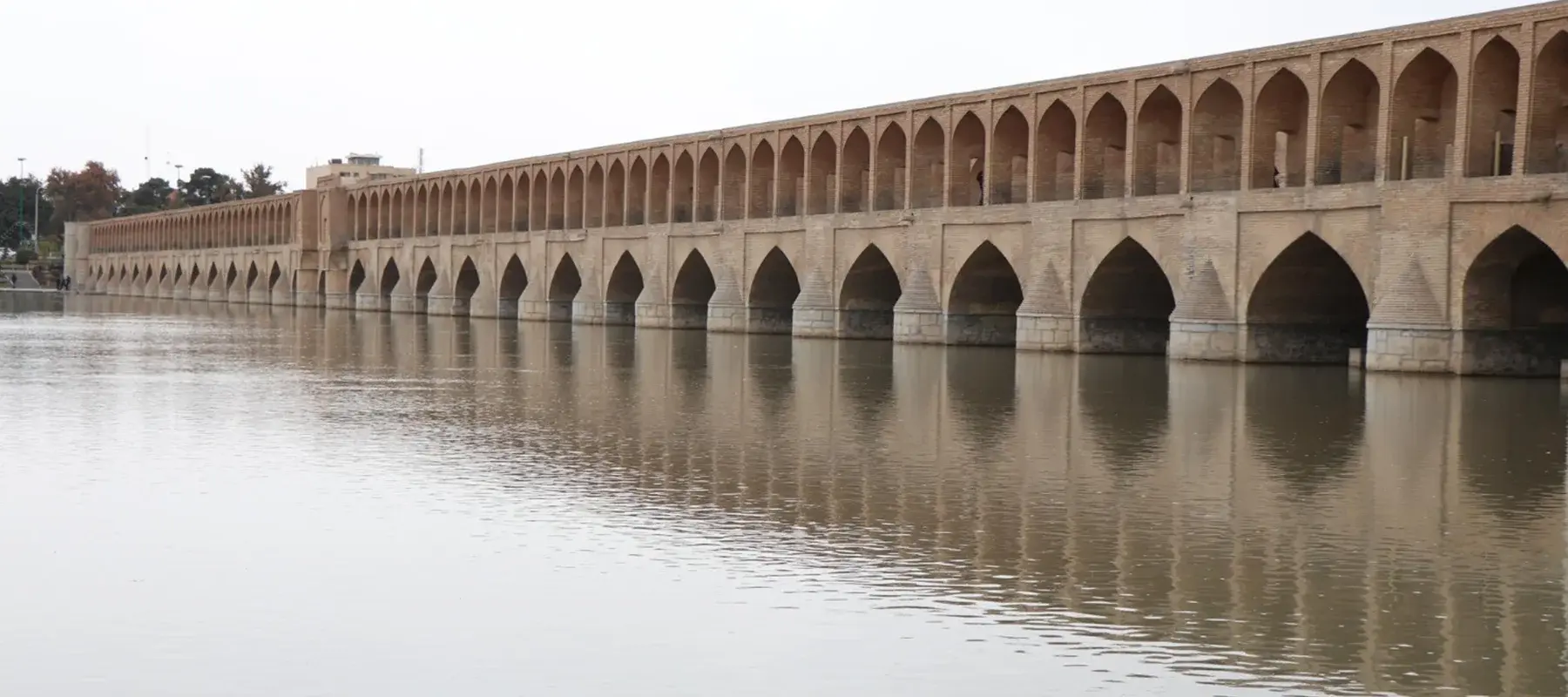 نمایی از پل خواجو اصفهان با معماری زیبا و کاشی‌کاری‌های هنرمندانه