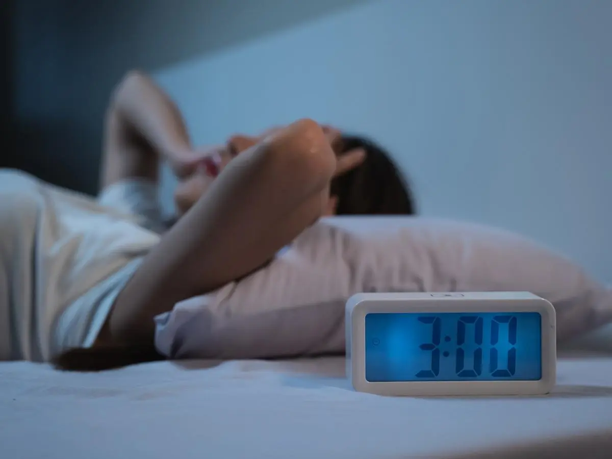 کودکی در حال خوابیدن در بستر نرم و امن