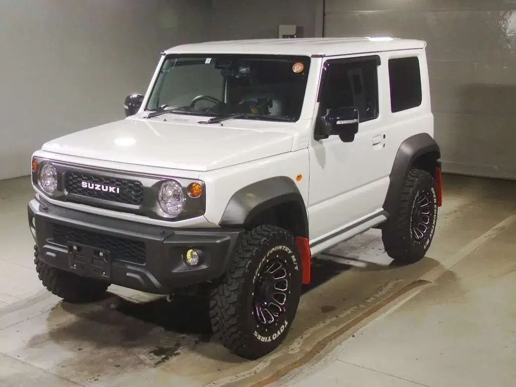 سوزوکی Jimny Sierra با طراحی کلاسیک و خطوط صاف و قوی