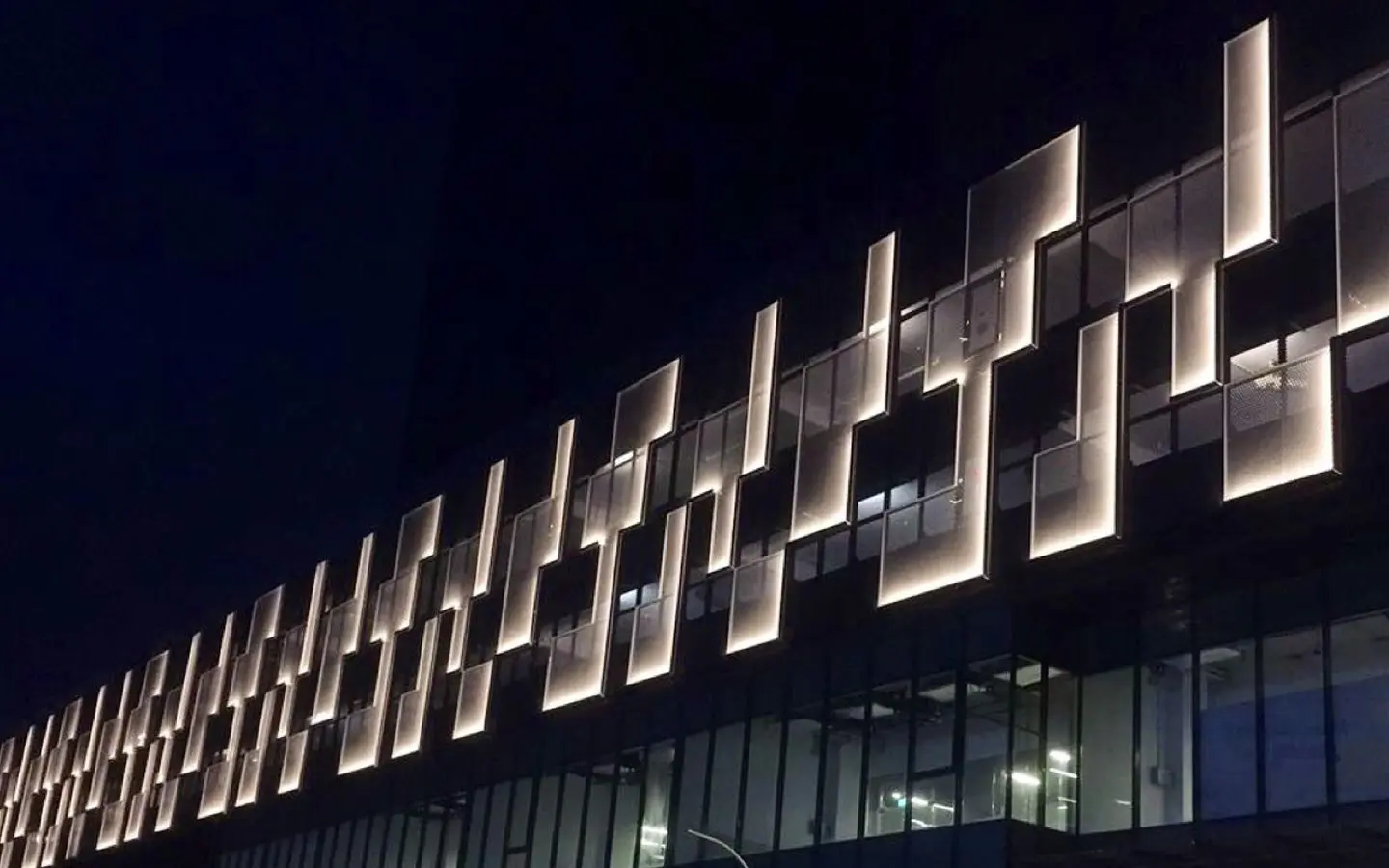 نورپردازی رنگی روی نمای ساختمان با چراغهای LED