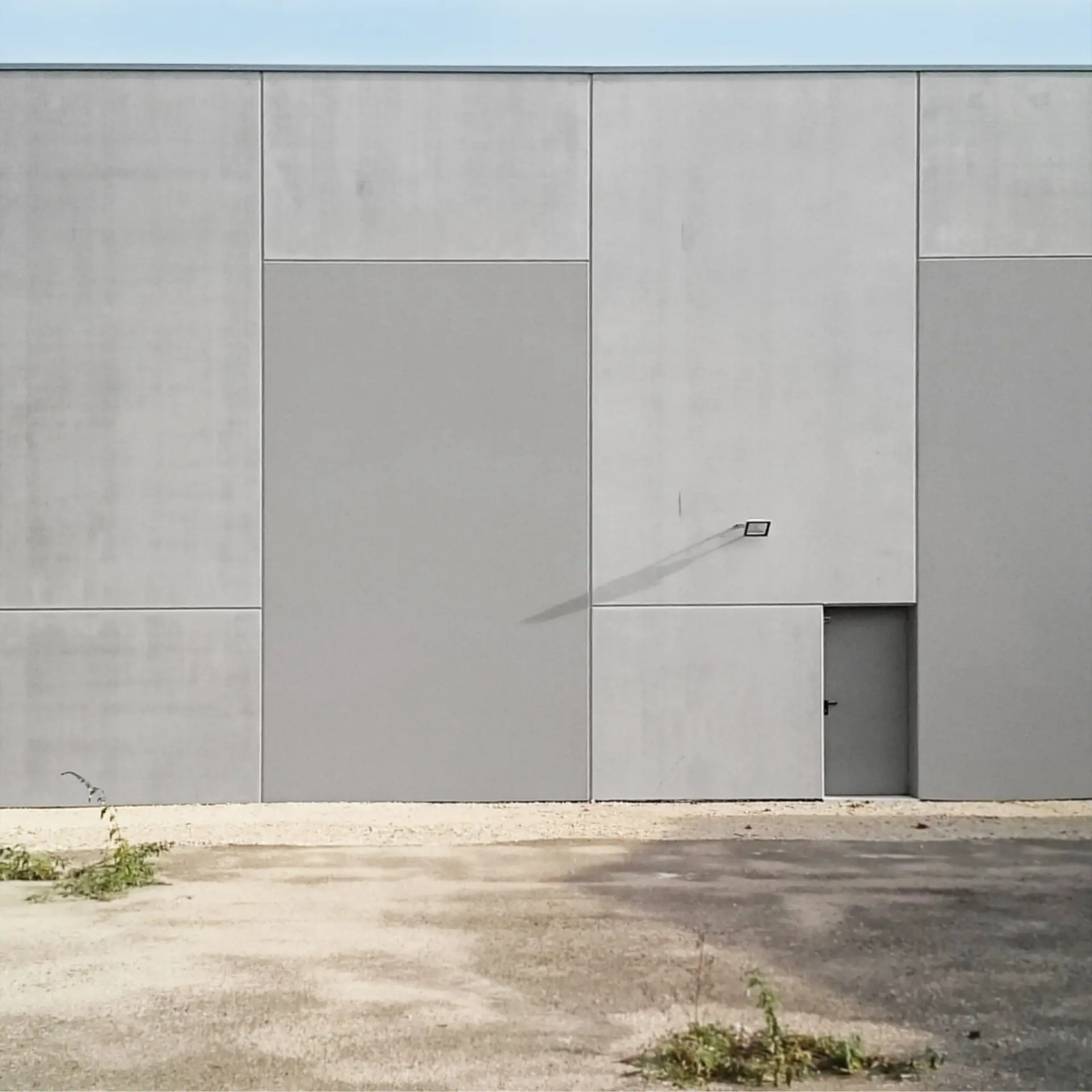 نمونهای از نمای سیمانی مدرن با طراحی متنوع و خطوط هندسی