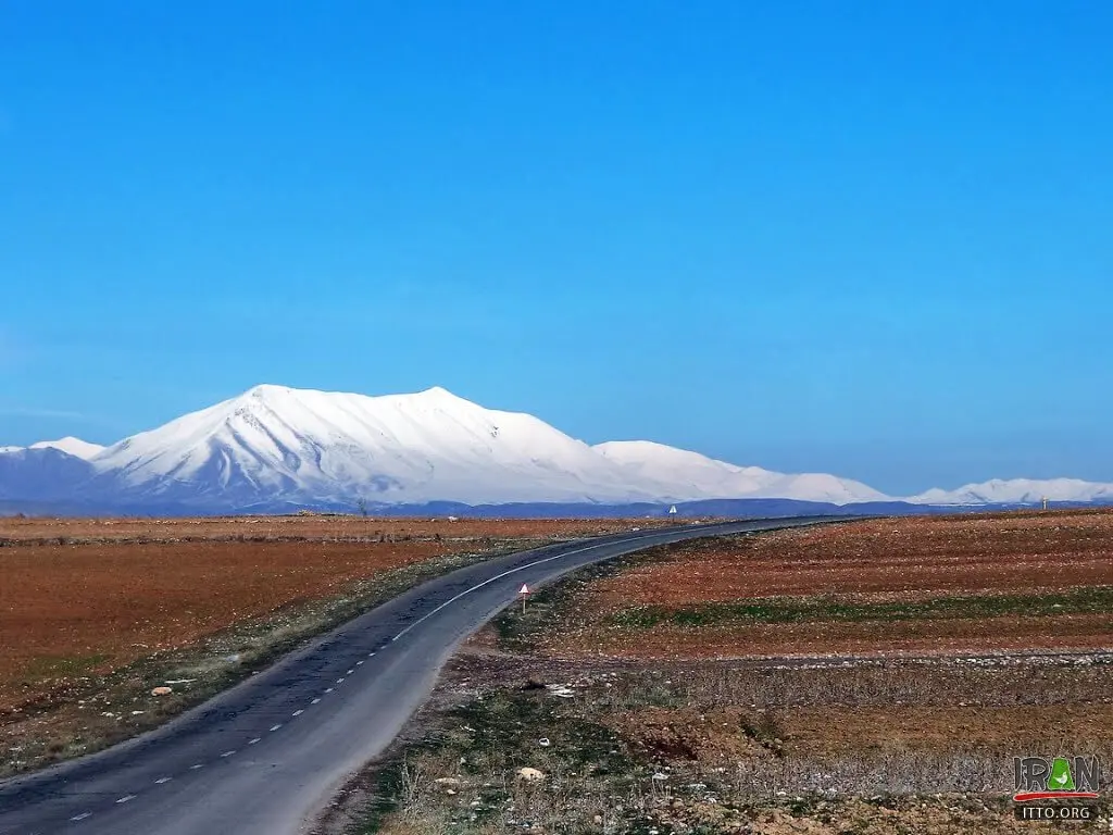 روستای سنتی پایه سهند با خانه‌های چوبی و برف