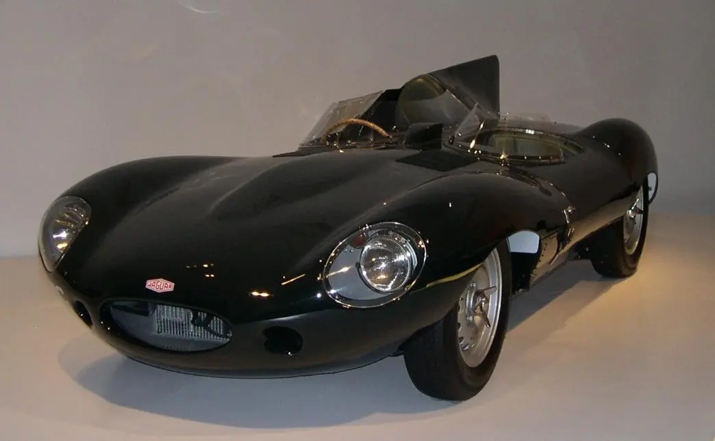 جگوار مدل XK120 با طراحی کلاسیک و موتور قدرتمند