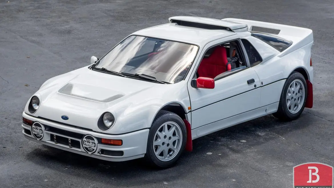 Ford RS200 در مسیر رالی با طراحی کلاسیک و رنگ سبز