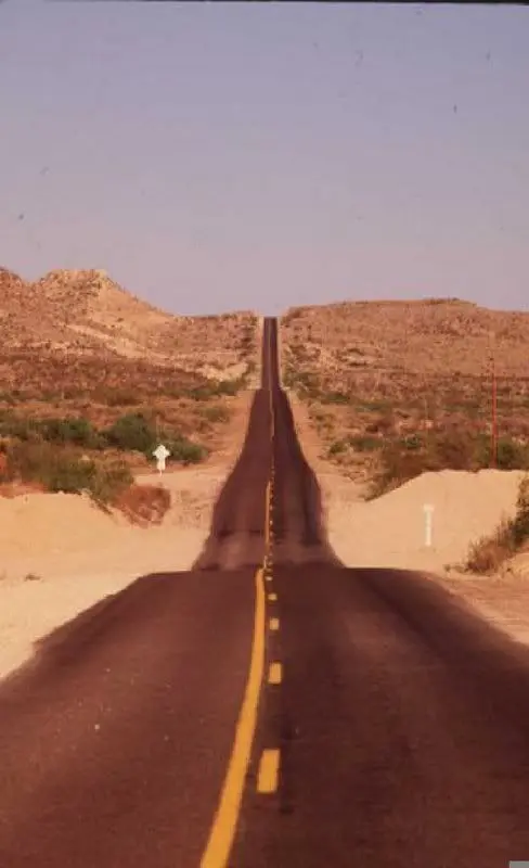 خودروی نیسان ناوارا در مسیر بیابانی