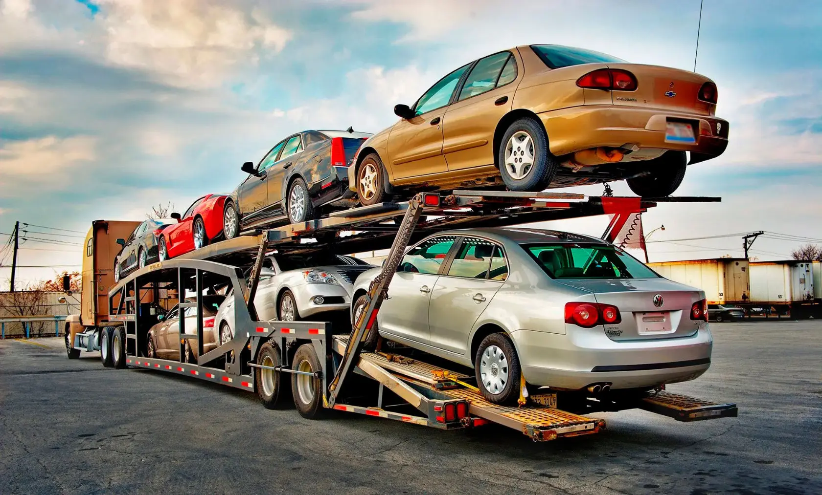 نمایشگاه خودروهای وارداتی در یک مرکز خرید