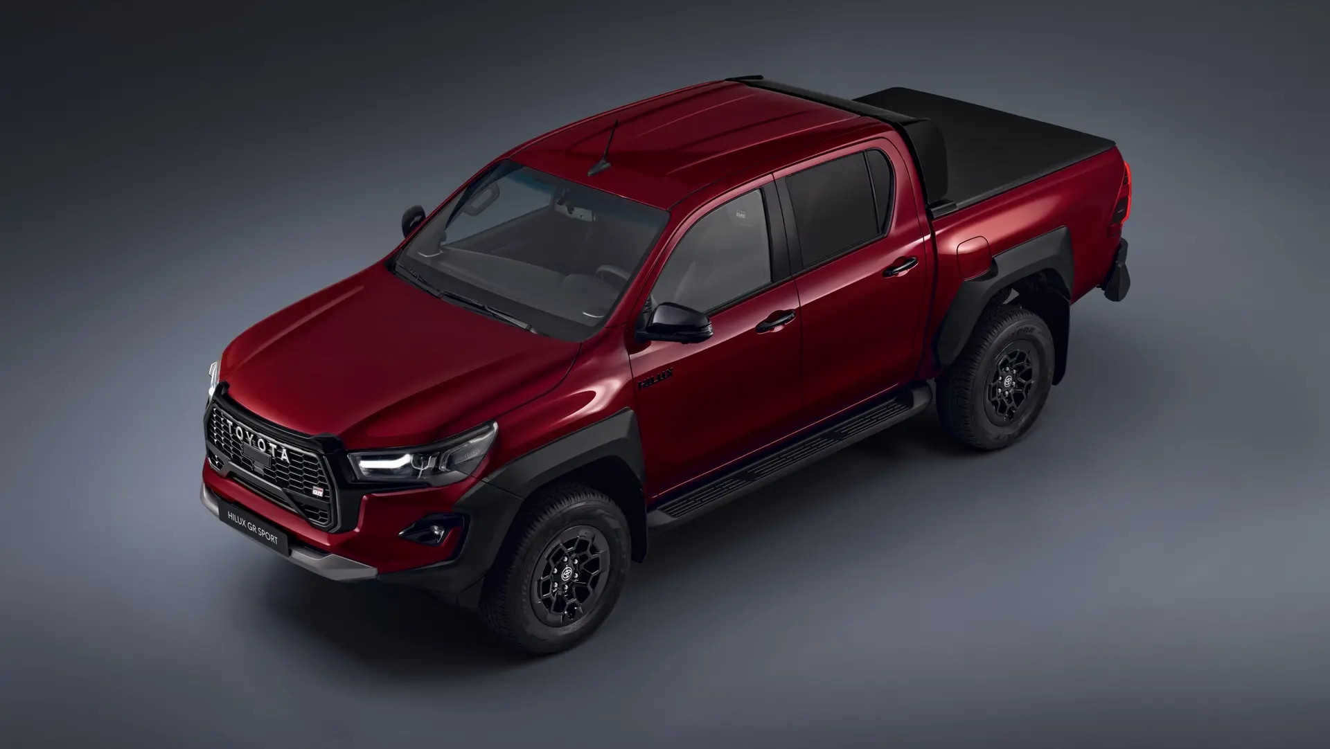 تویوتا Hilux GR Sport در مسیر آفرود و کوهستانی