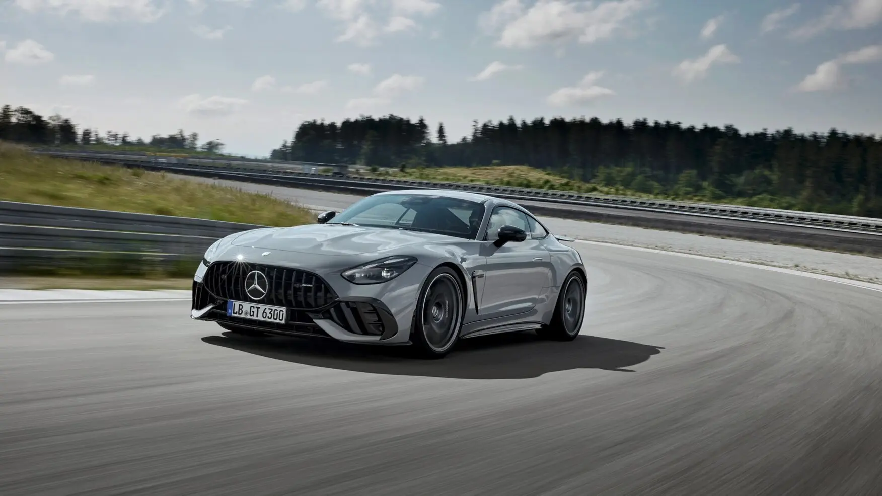 خودرو اسپرت AMG GT 63 با طراحی دو در و چهار صندلی و موتور قدرتمند