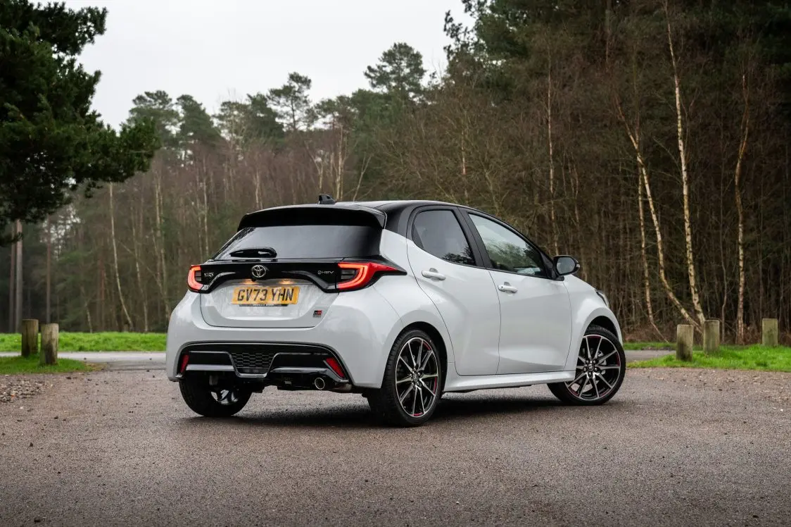 تویوتا GR Yaris در حال حرکت با طراحی اسپرت و خطوط تیز