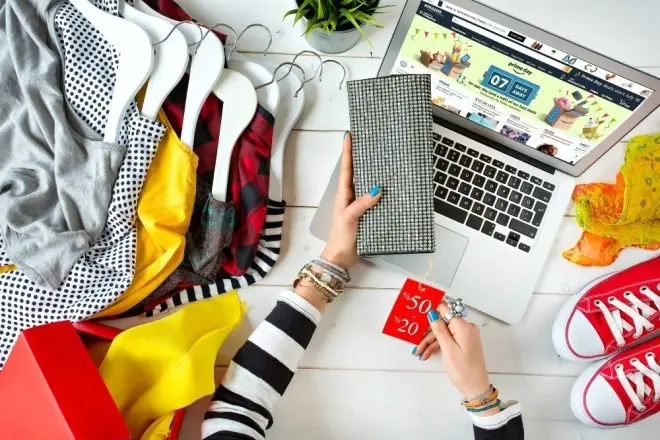 یک فرد در حال استفاده از تلفن همراه برای پرداخت آنلاین در یک فروشگاه اینترنتی