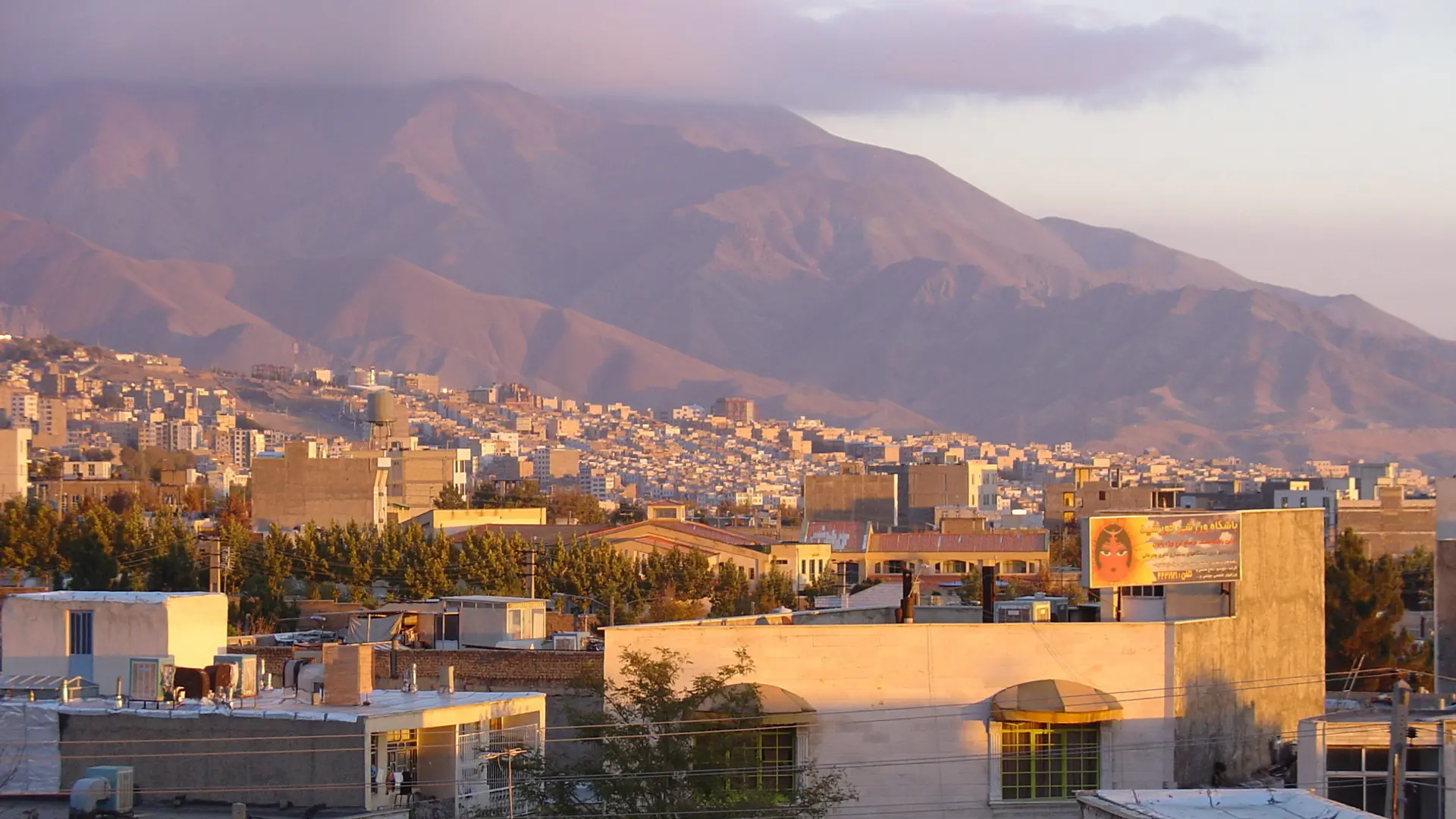 منظره زیبا از آبشار لار در فصل بهار با آب فراوان و طبیعت بکر