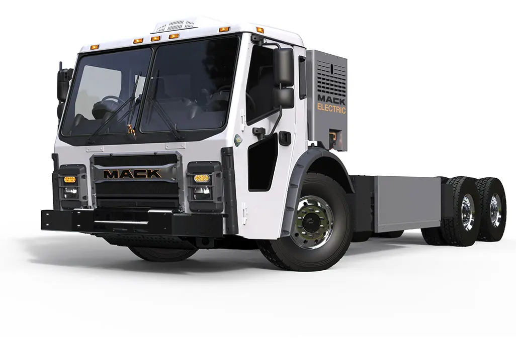 کامیون برقی مک LR Electric در حال حمل بار در یک مسیر شهری با محیط زیست سالم