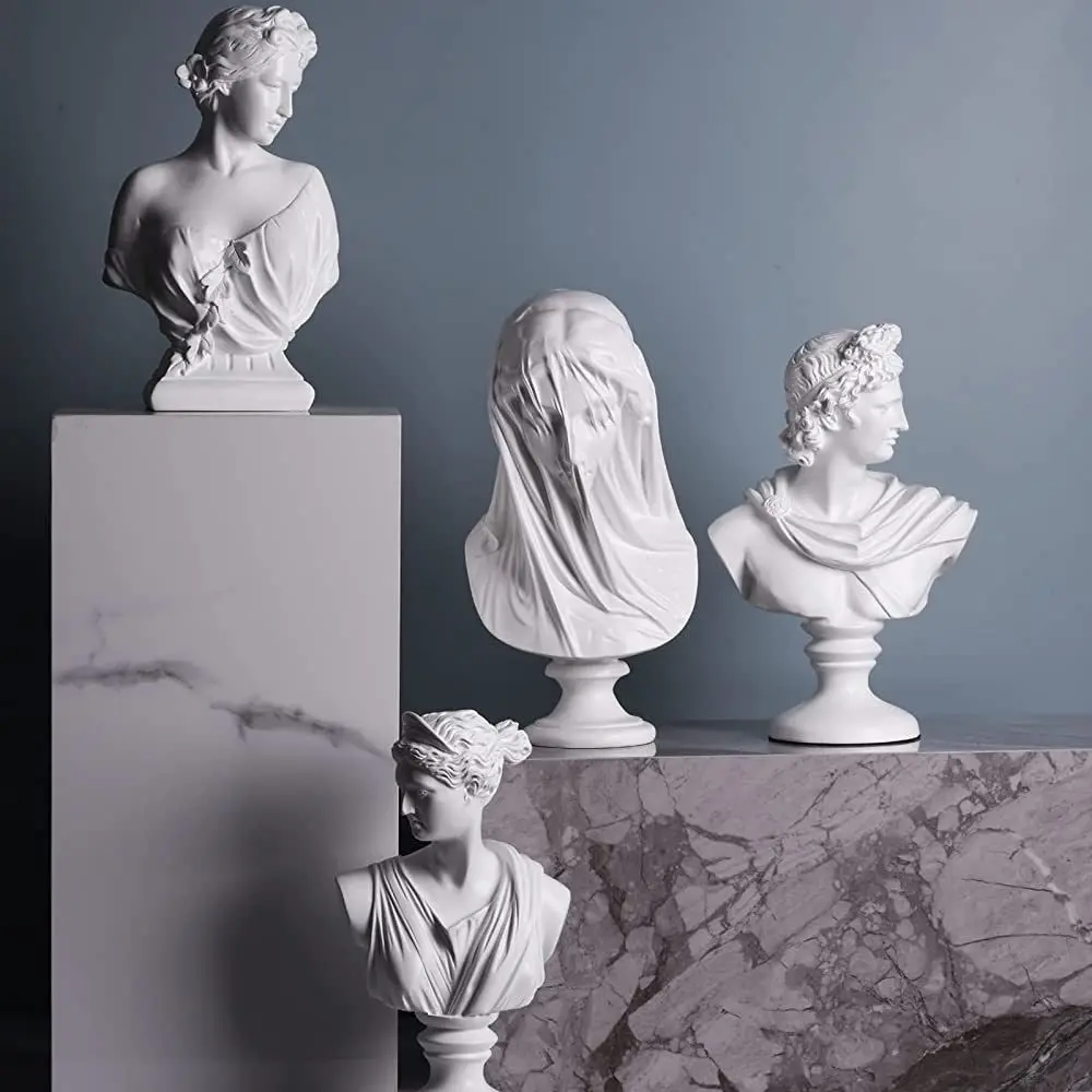 مجسمه دکوری مدرن با طراحی انتزاعی روی میز چوبی