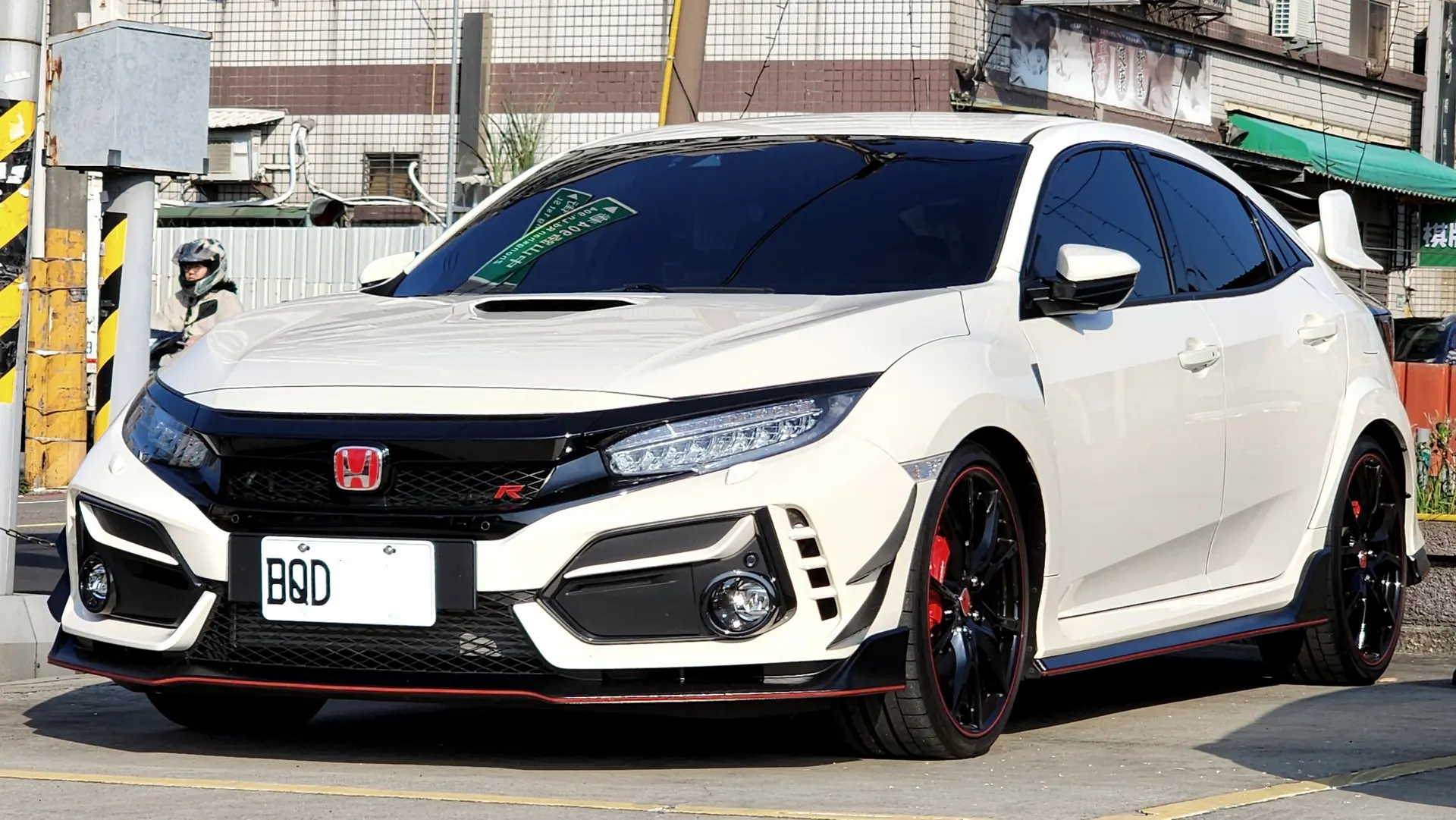 طراحی خارجی هوندا Civic Type R FK8 با خطوط تیز و جزئیات ورزشی