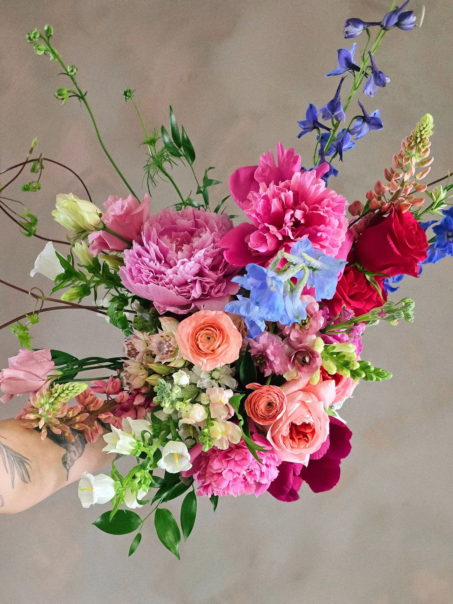 دسته گل رنگارنگ با گل‌های گلبرگ و گل آفتابگردان برای مناسبت‌های شاد