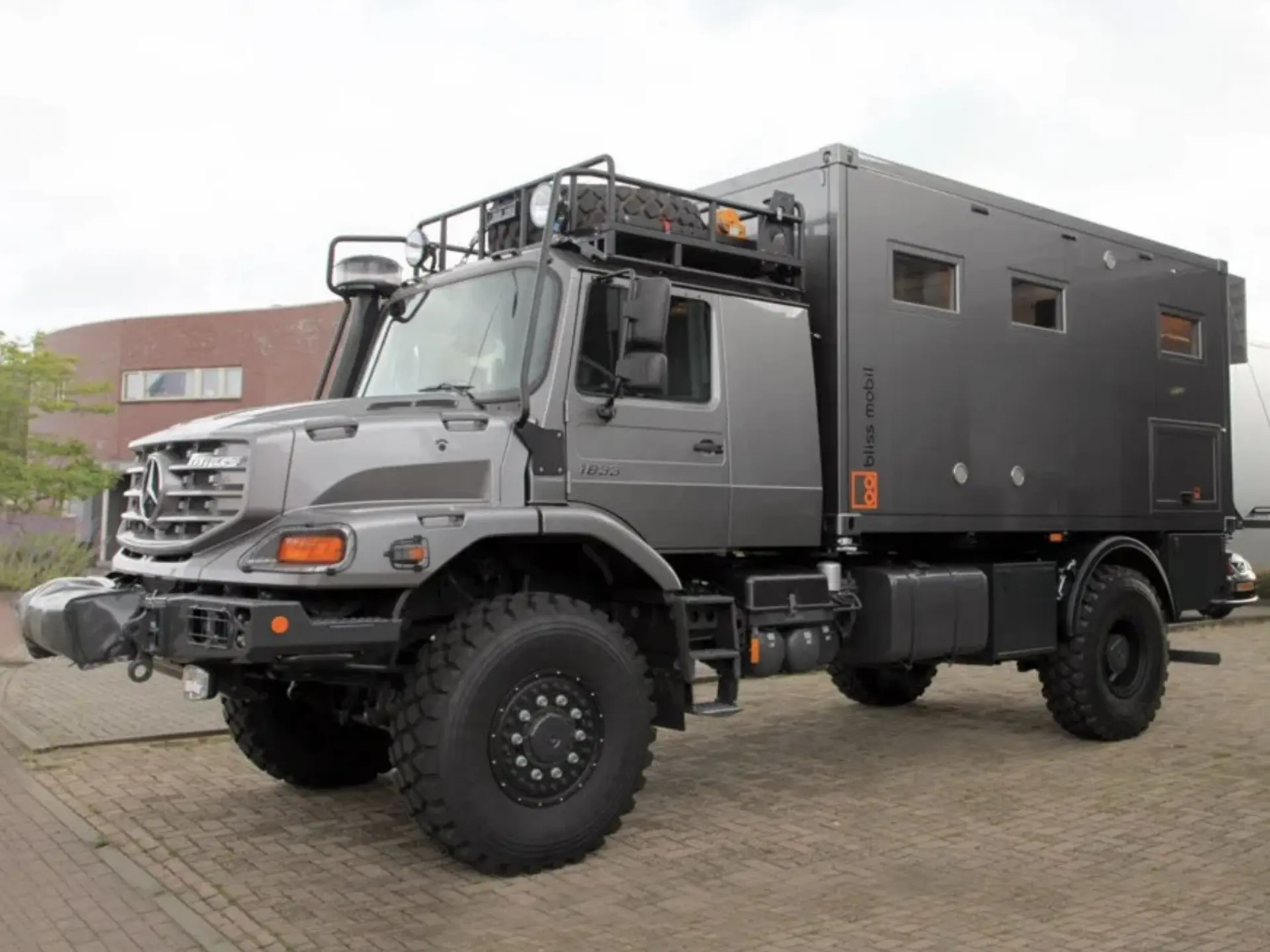 Zetros Expedition در شرایط جادهای و آفرودی