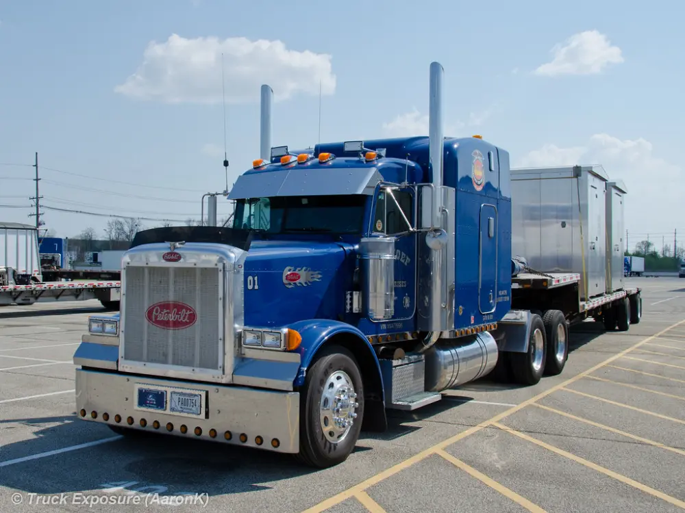 کامیون قدیمی Peterbilt در حال بازسازی با قطعات تاریخی