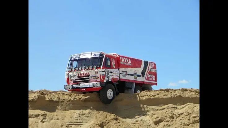 کامیون مسابقه‌ای Tatra Dakar Truck در مسیر کوهستانی