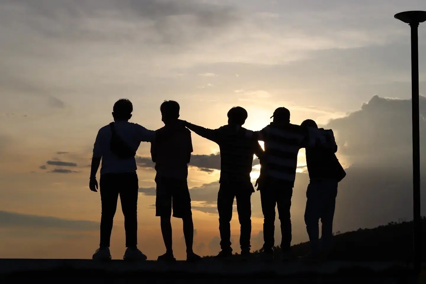 دوستان در حال خندیدن و گفتگو در یک محیط شاد
