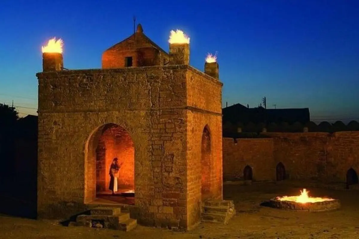 معماری سنتی و سنگی آتشکده یزد با نمای بیرونی زیبا
