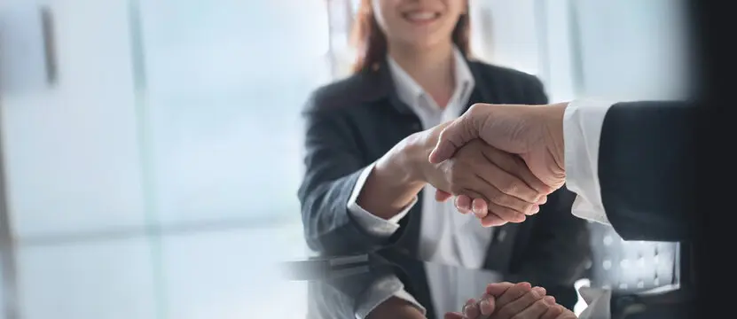 دستهای خشک شده با دستمال کاغذی پس از شستشو