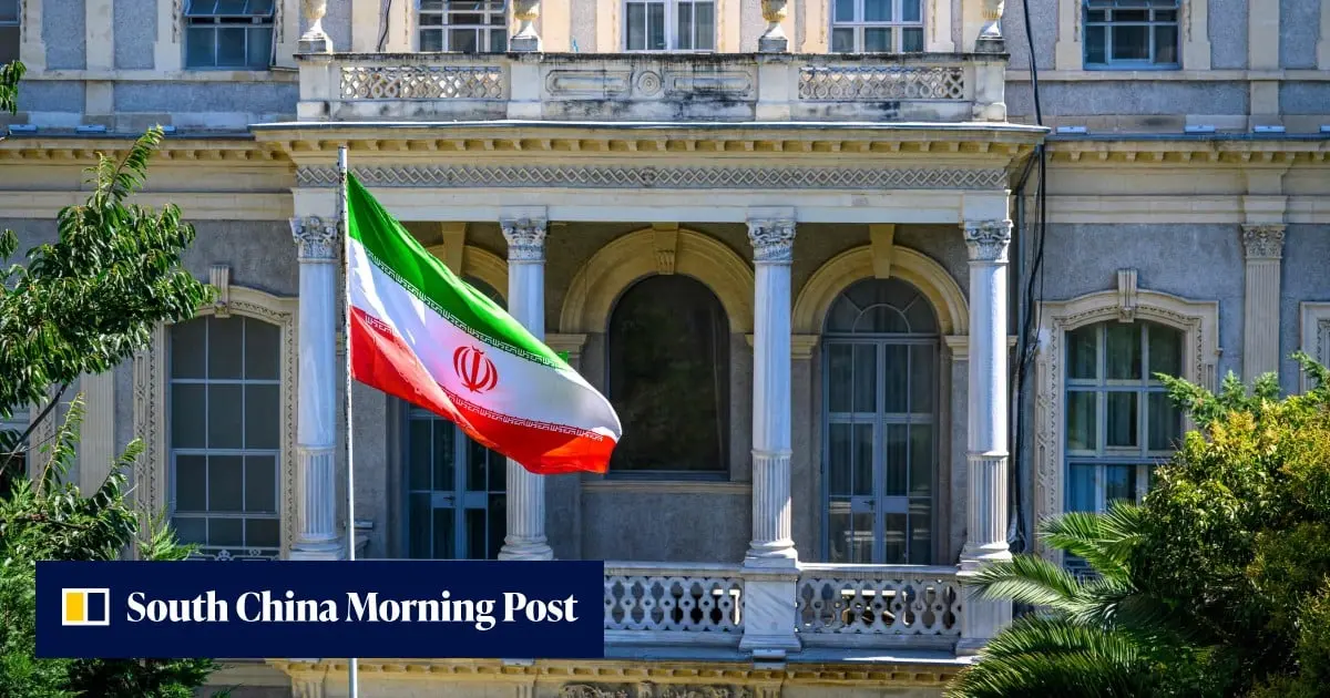 منظره باغ تاریخی در پاییز با درختان رنگارنگ و هوای خنک