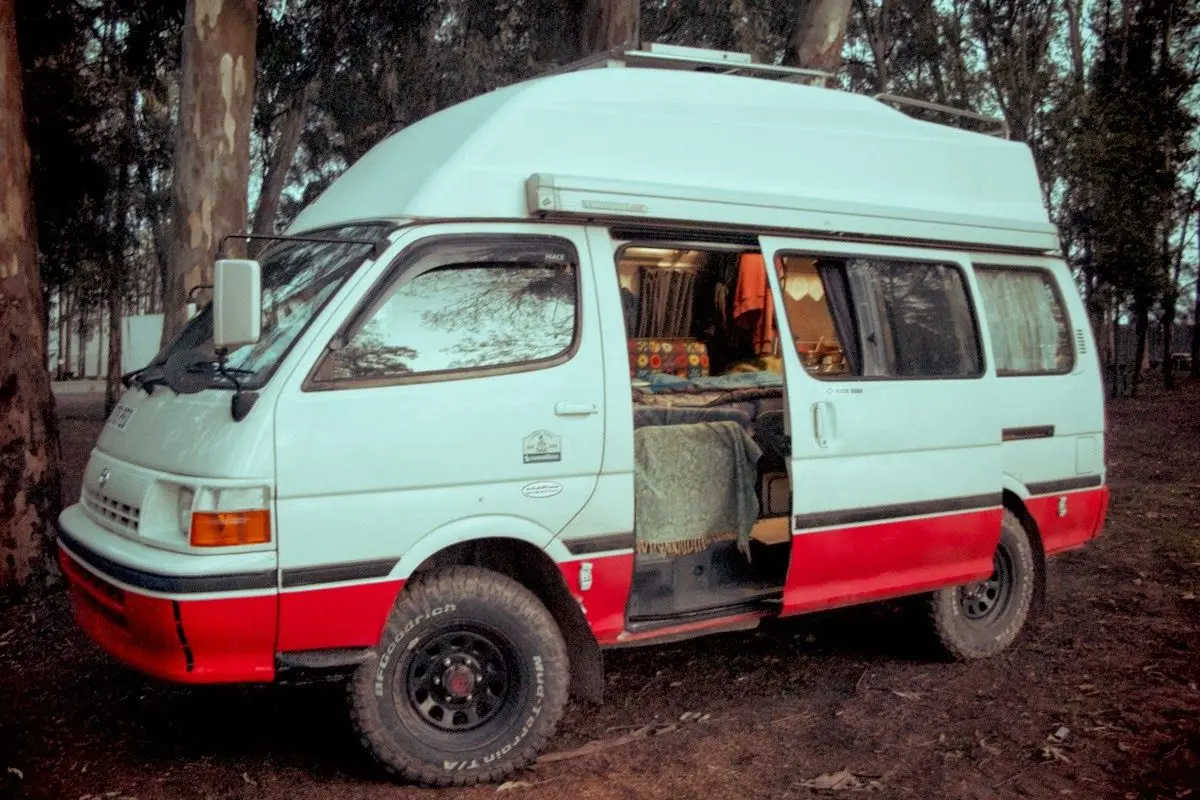امکانات سفارشی‌سازی ون مسافرتی Toyota HiAce Camper با تجهیزات مختلف