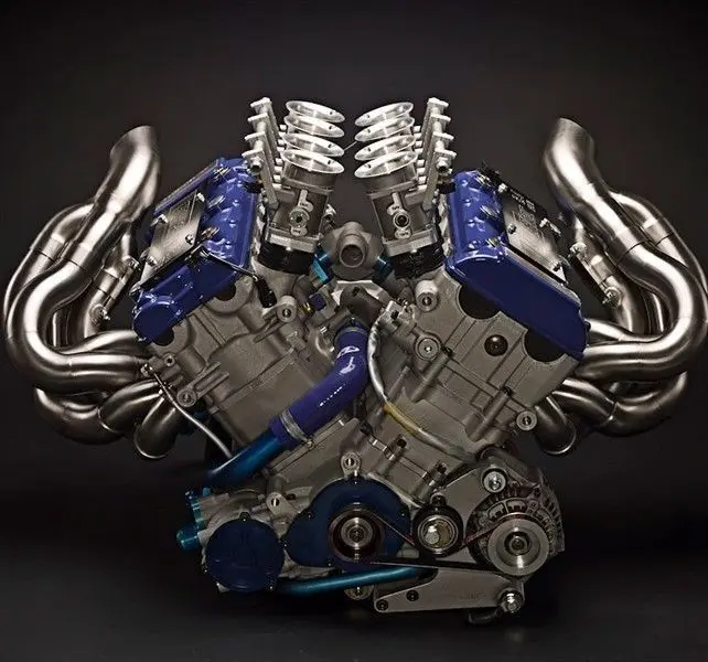 مقایسه موتورهای مختلف از جمله V8 با نمایش حجم و قدرت