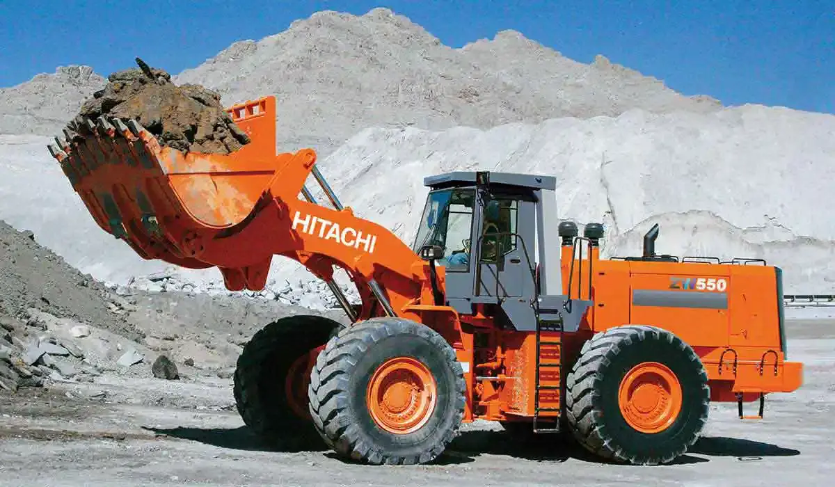 لودر هیتاچی با سیستمهای هیدرولیک پیشرفته در یک کارگاه تعمیرات