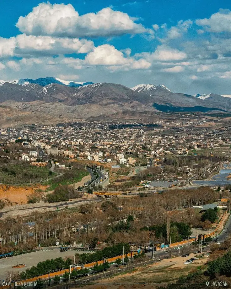 منظره کوهستانی لواسان با درختان و آسمان صاف