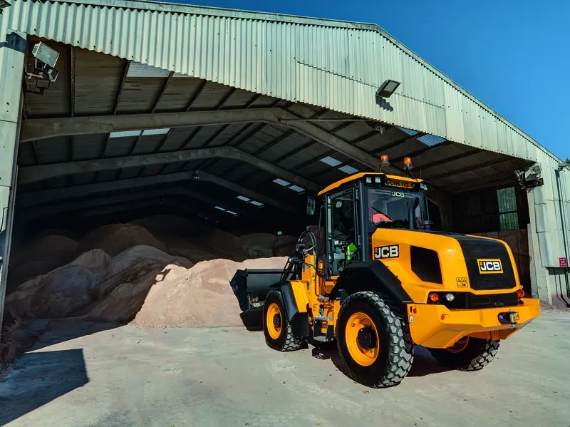 لودر JCB 411 در یک پروژه معدنی با بار سنگین