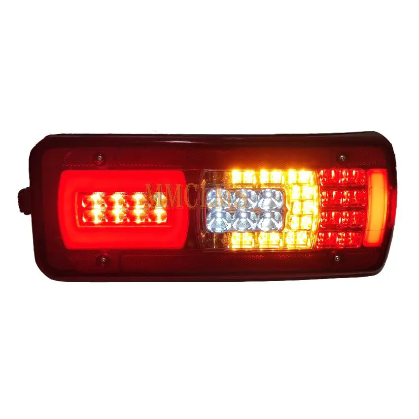 چراغ عقب خودرو با نور LED روشن در شب