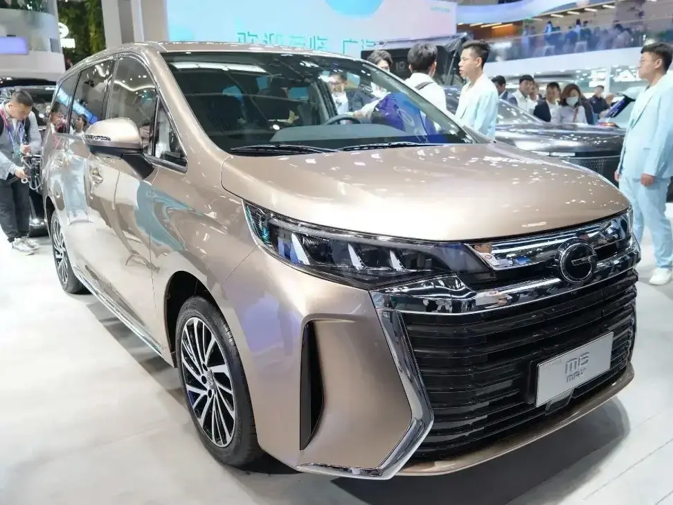 طراحی داخلی خودرو GAC Trumpchi GA5 با داشبورد مدرن و سیستم کنترل هوشمند