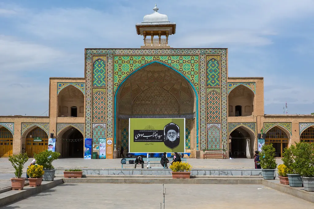 باغ گلستان قزوین با آب‌نماهای زیبا و درختان سرسبز
