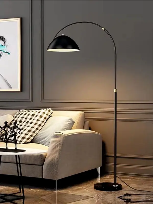 آباژور ایستاده با طراحی چوبی و نورپردازی گرم برای فضای گرم و دلنشین