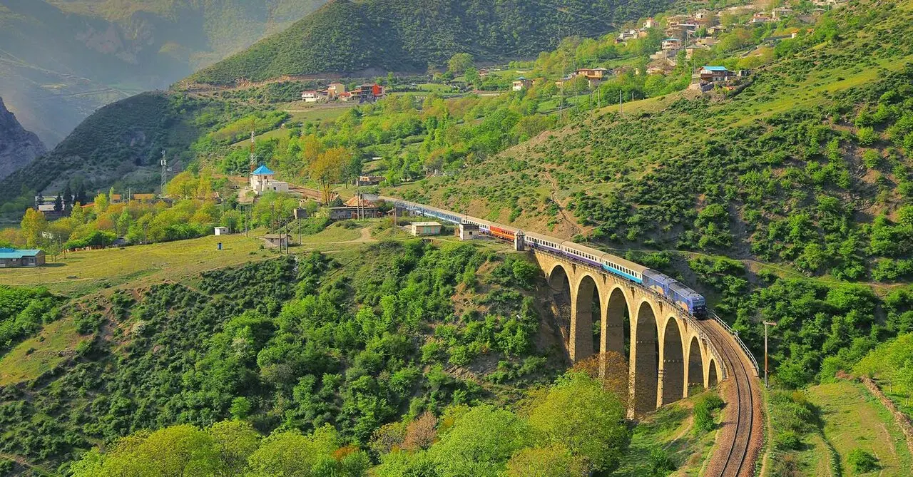قلعه تاریخی بابک در بابل با دیوارهای سنگی و منظرهای از دریای خزر در پسزمینه