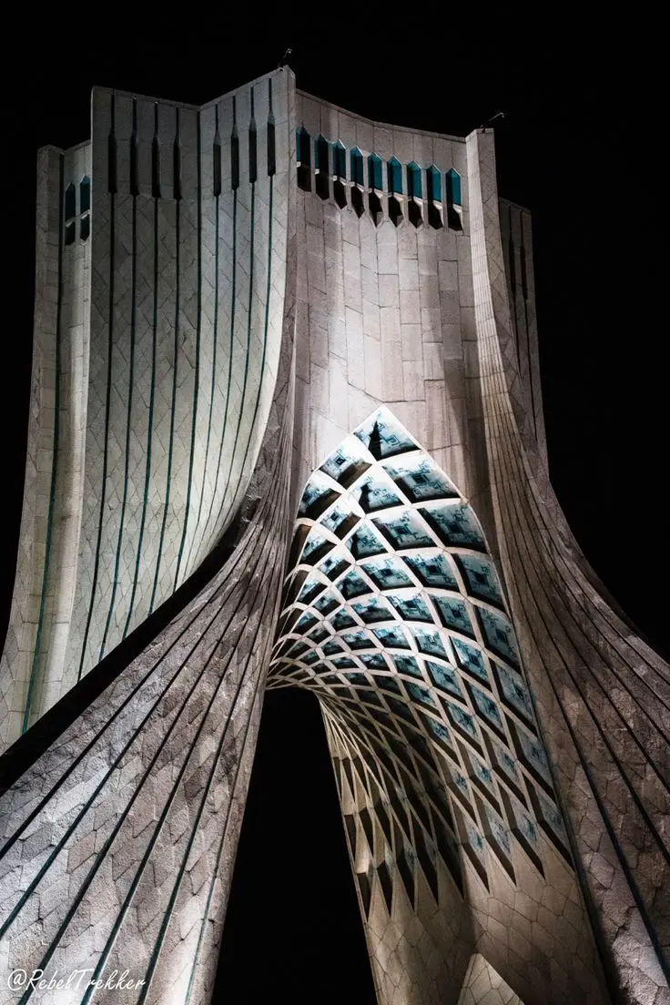 باغ فیروزه‌کوه با درختان قدیمی و معماری سنتی