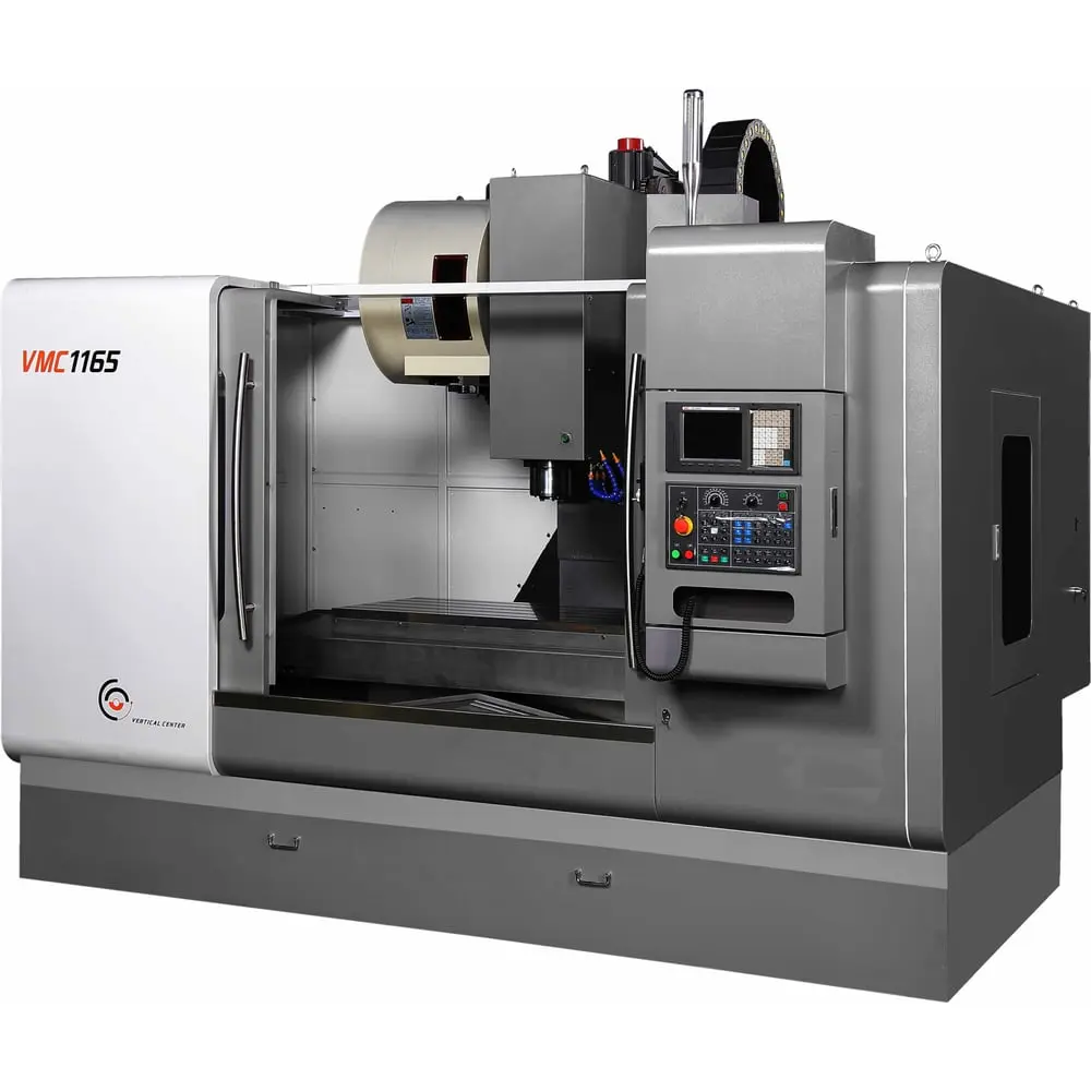 کارگر در حال تنظیم دستگاه CNC برای تولید قطعات با دقت بالا
